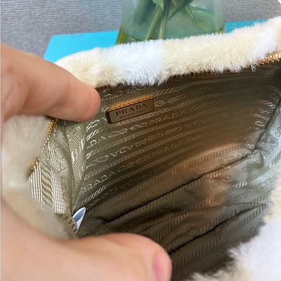 NWT Authentic Prada Re-Edition Beige White Shearling Shoulder Bag - Retail $4000 - Picture 8 of 14